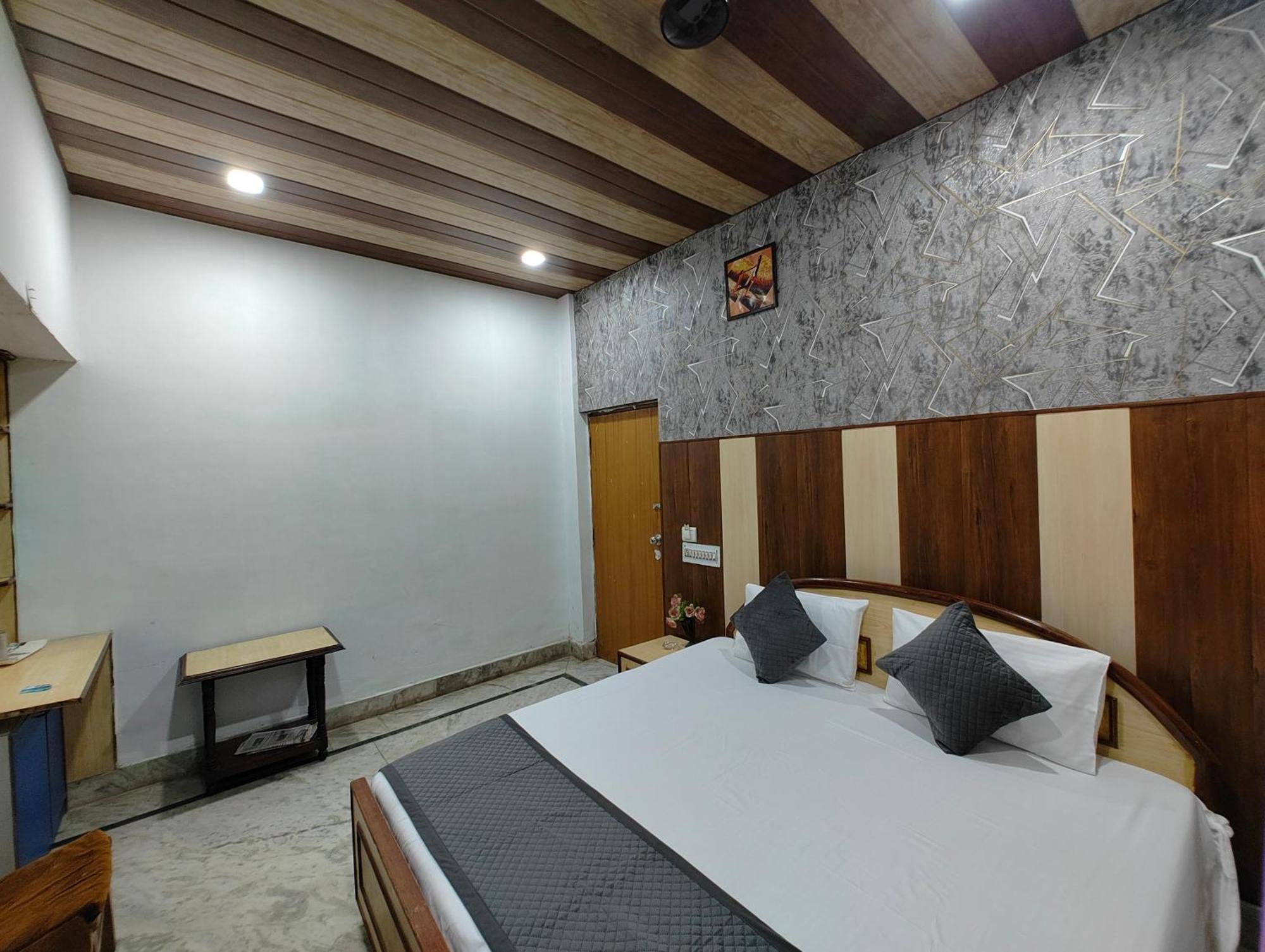 Hotel Swarajya Palace Агра Екстериор снимка